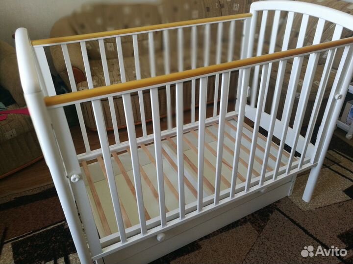 Детская кроватка с универсальным маятником