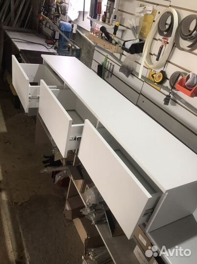 Тумба новая под тв, подвесная белая