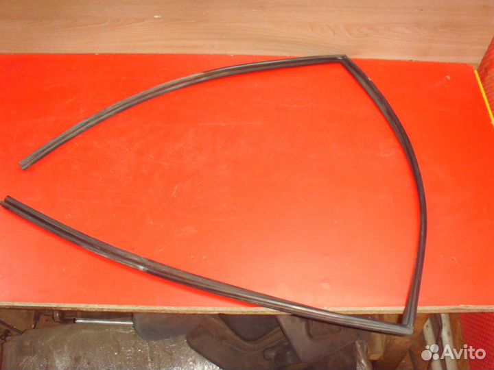 Уплотнитель стекла двери 6814205070 Toyota Avensis