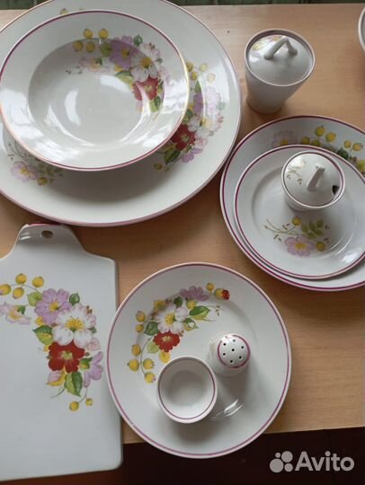 Набор столовой посуды новый
