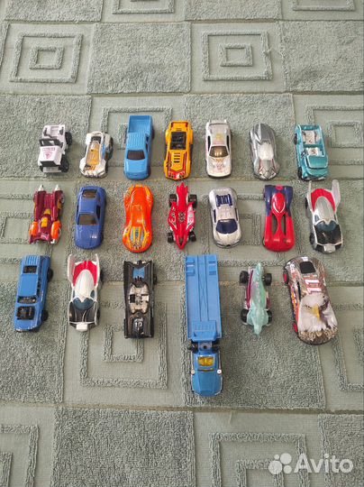 Пусковой гараж Hot Wheels с машинками