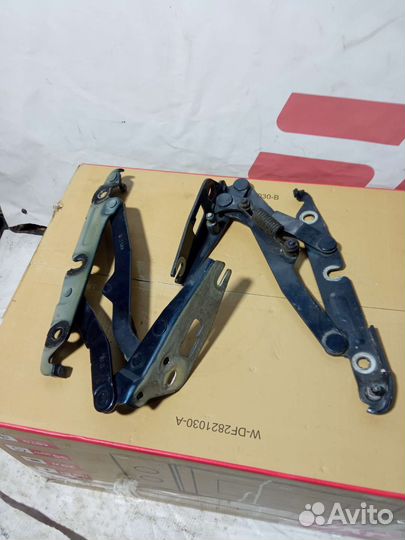 Петля крышки багажника Volkswagen Jetta 5