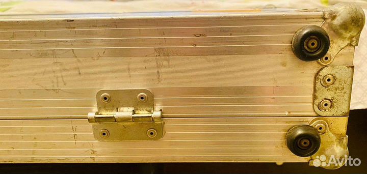 Металлический кейс для музыкального инструмента