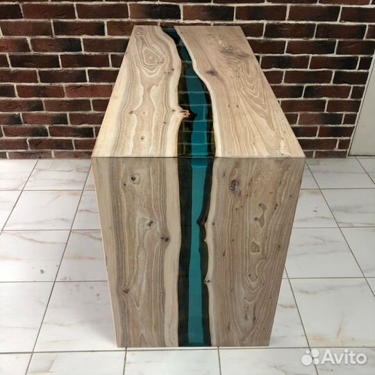 Стол из смолы
