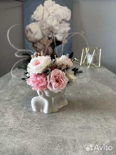 Букеты, композиции из невянущих живых цветов