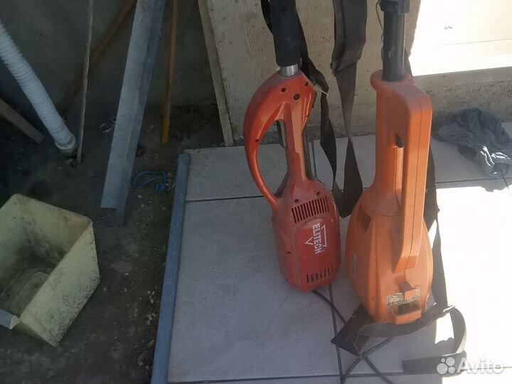 Две электрокосы, тримеры. Для скашивания травы