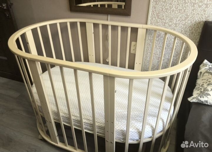 Кроватка с маятником круглая