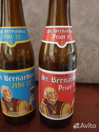 Коллекция пустых бутылок St.Bernardus