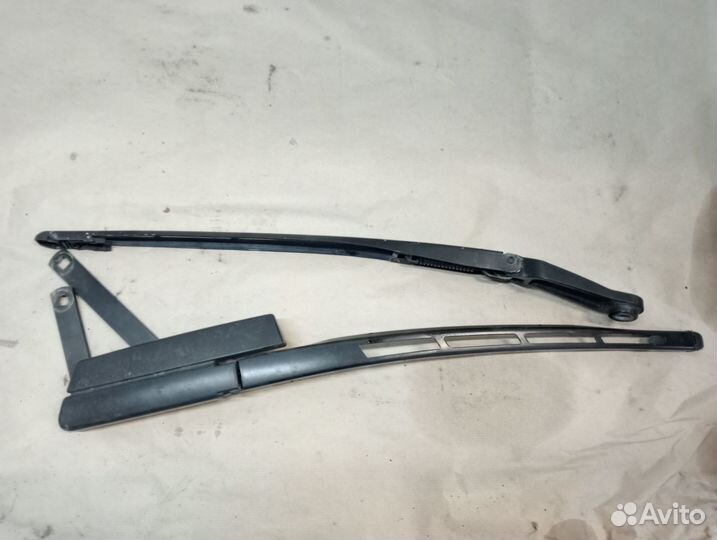 Поводок стеклоочистителя Ауди Q7 3.6