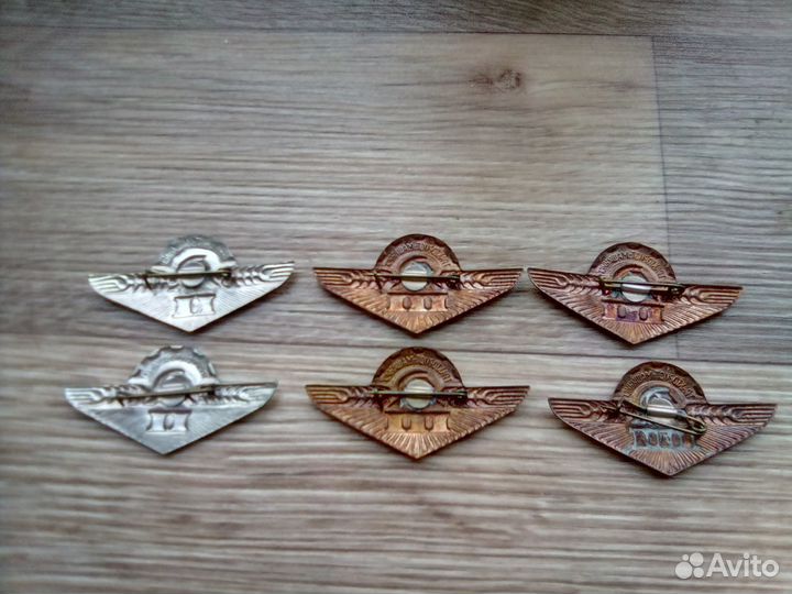 Значок Тракторист-машинист III и II степени СССР