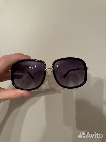 Солнцезащитные очки в чехле