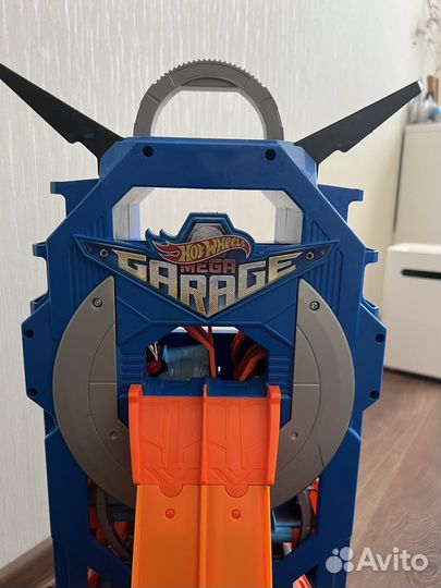 Hot wheels Мега гараж с горкой