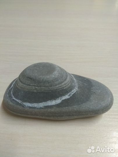 Камень в виде лодки (кеды)