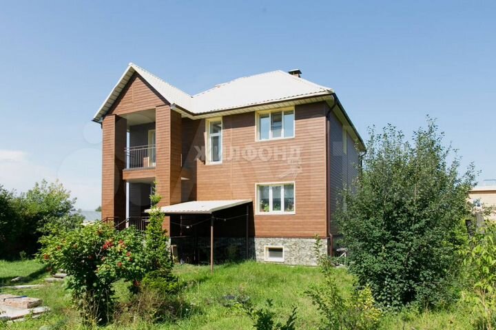 Коттедж 200 м² на участке 10 сот.