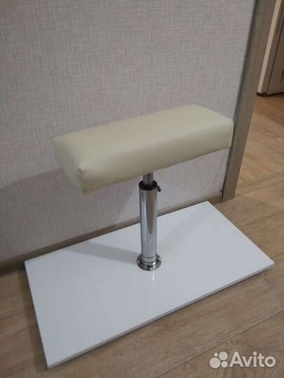 Подставка для ног при выполнении педикюра