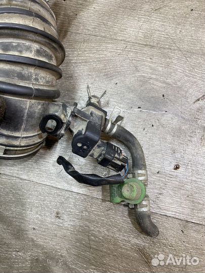 Патрубок воздушного фильтра Pontiac Vibe