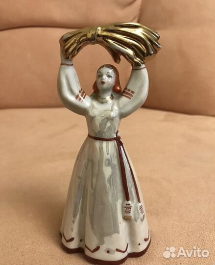 Статуэтка девушка со снопом Дулево