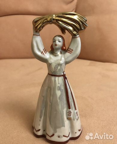 Статуэтка девушка со снопом Дулево