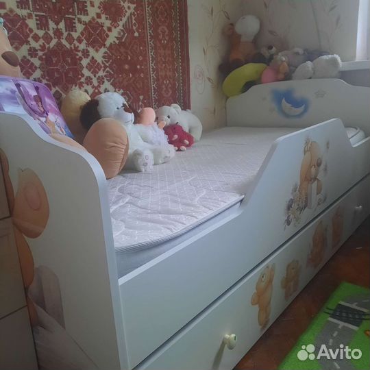 Детская кровать и шкаф