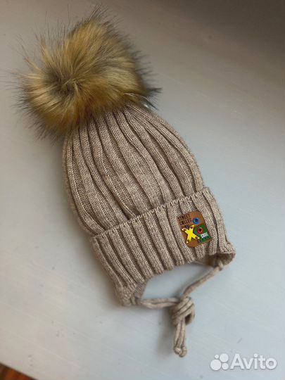 Новая шапка с меховым помпоном на 5 лет
