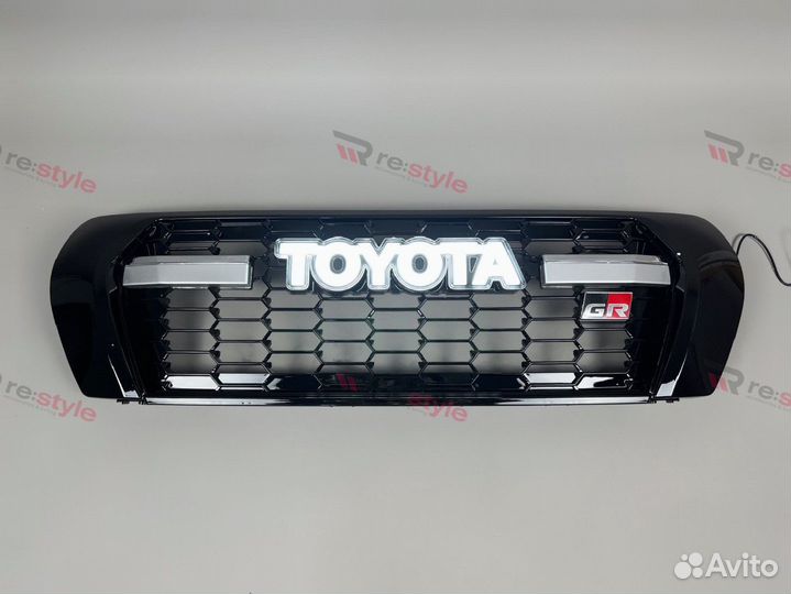 Решетка радиатора Toyota Land Cruiser 200 Y2636