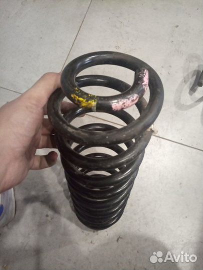 Пружина передняя левая Jeep Grand Cherokee WK2