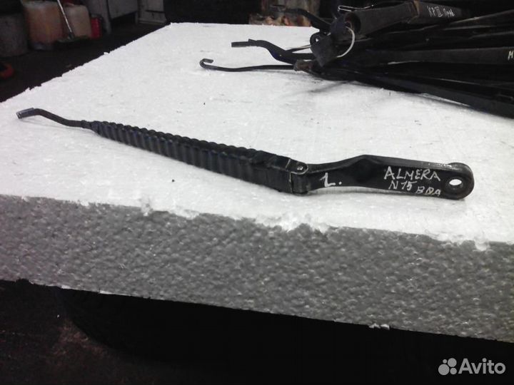 Поводок дворника переднего Ниссан Альмера N15