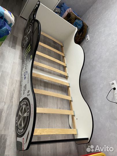 Детская кровать-машинка