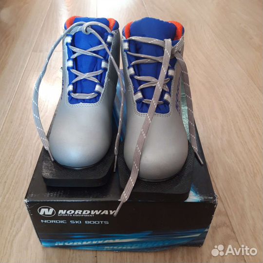 Лыжи и ботинки 30 р
