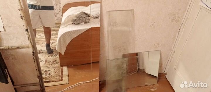 Зеркало и стеклянные полки