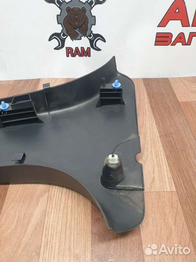 Обшивка стойки средняя правая Renault Sandero 2