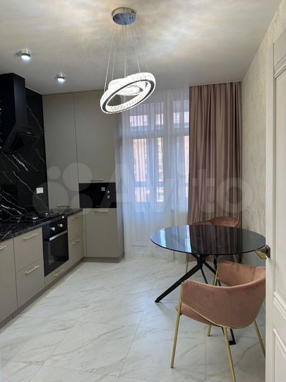 2-к. квартира, 56 м², 10/18 эт.