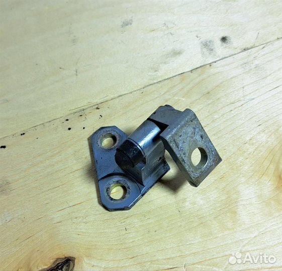 Петля двери задней левой верхняя VW Passat (B6) 2