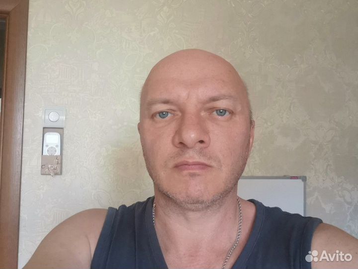 Водитель со своим легковым авто. Киа рио(хэтчбек)