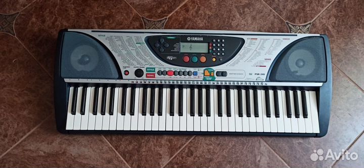 Продаю синтезатор Yamaha PSR-240