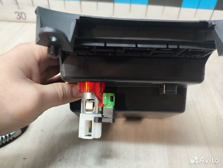 Б/У Ящик вещевой передней консоли#001