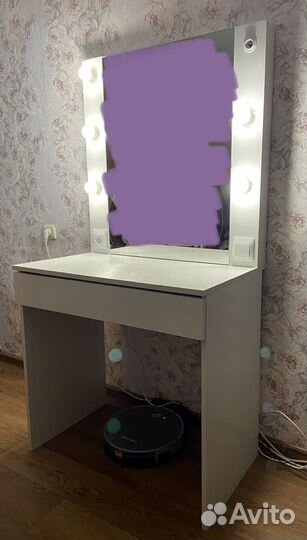 Гримерный столик с зеркалом и подсветкой