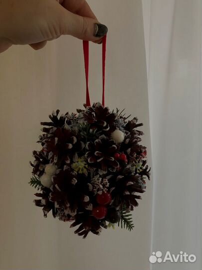 Новогодние елочки и шары из шишек