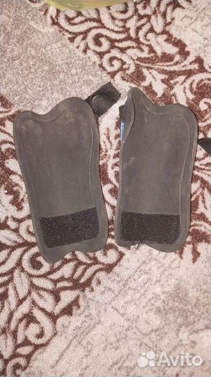 Футбольные щитки larsen