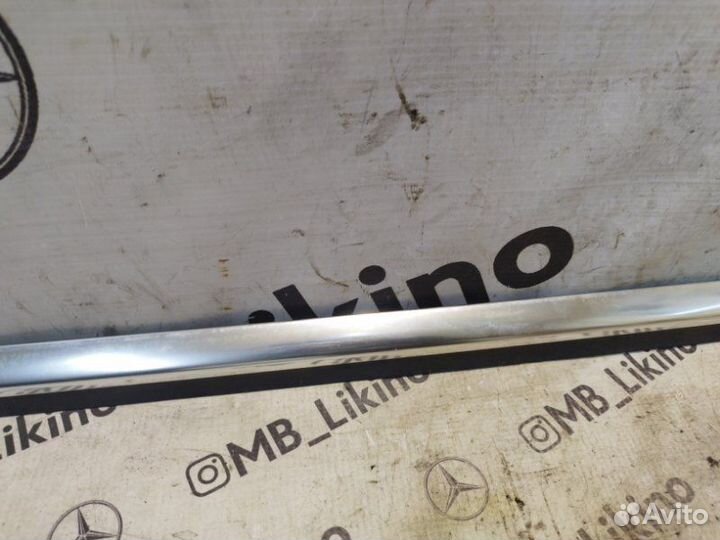 Накладка стекла двери задняя правая Mercedes