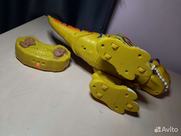 Динозавр тираннозавр на пульте