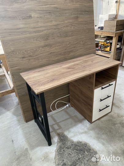 Маникюрный стол