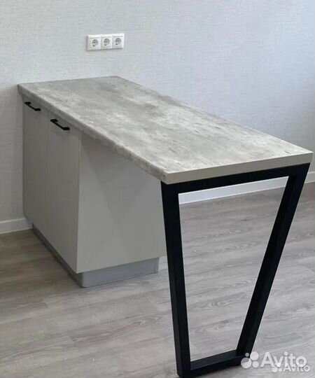 Кухня небольшая с островом