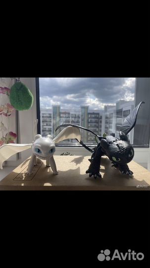 Драконы беззубик и дневная фурия