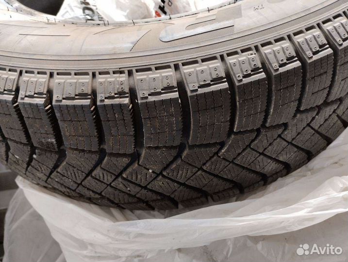 Pirelli Ice Zero 225/65 R17