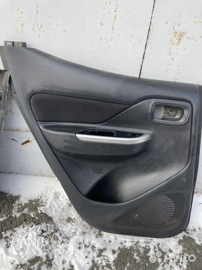 Обшивка задней левой двери L200
