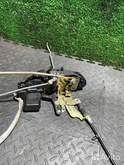 Замок двери передний правый Kia Carnival 2.9 2004