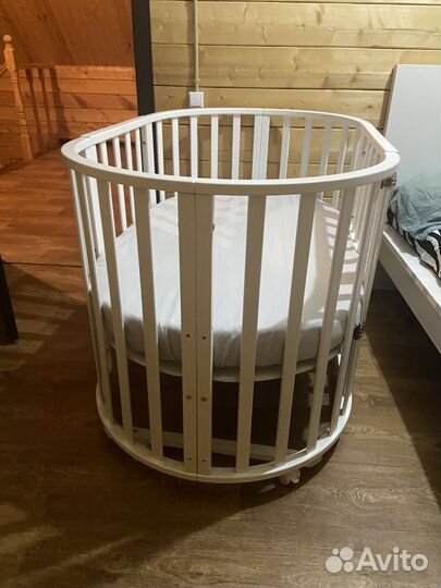 Детская кроватка с маятником