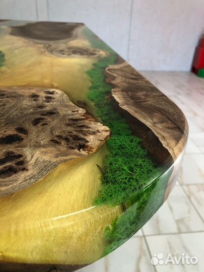 Стол со мхом