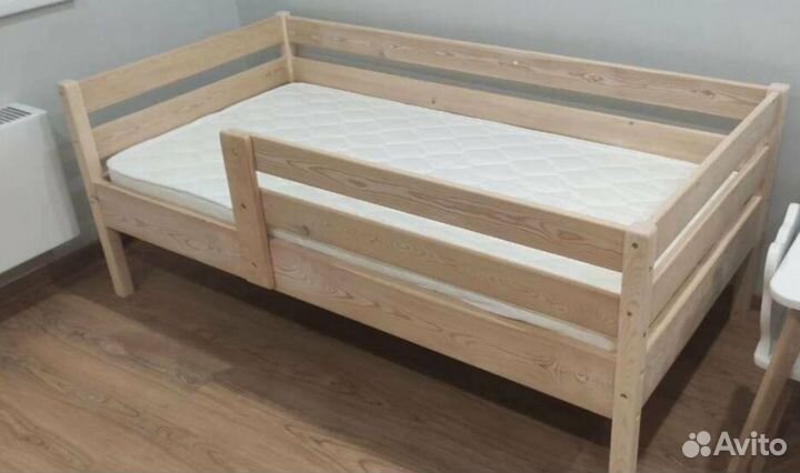 Детская кровать с бортиком